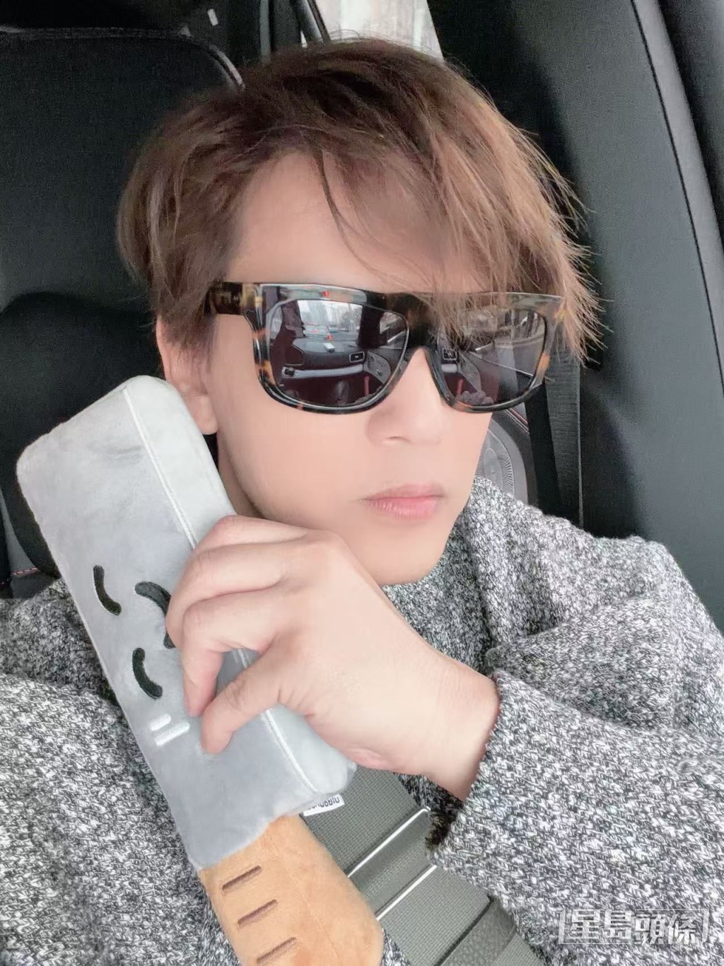 陳曉東手持刀仔公仔宣傳新唱片,好搞笑啫。 陳曉東手持刀仔公仔宣傳新唱片,好搞笑啫。