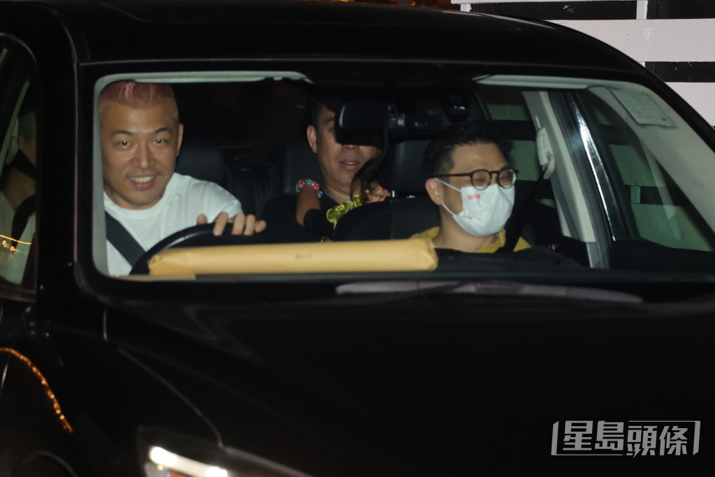一眾賓客約10時離開。