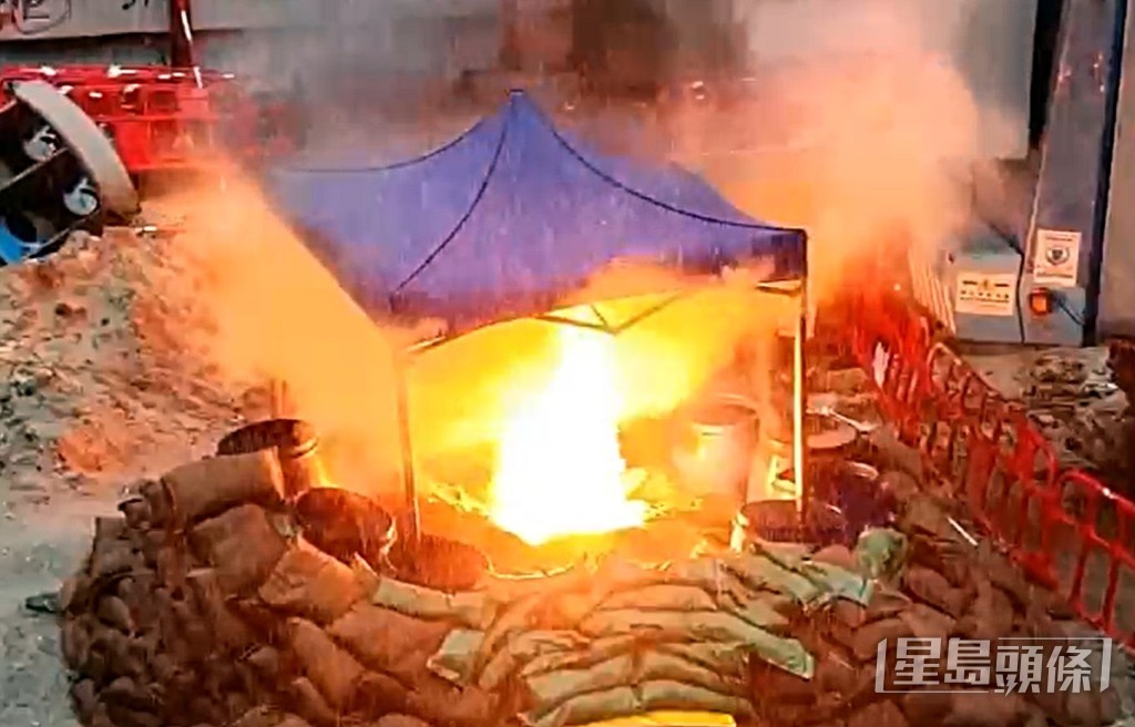 炸彈切割後燃燒內藏炸藥。警方提供影片截圖 炸彈切割後燃燒內藏炸藥。警方提供影片截圖