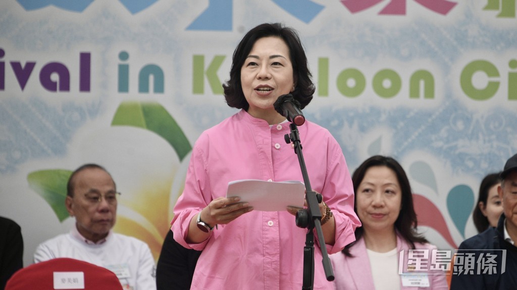 麥美娟指今年九龍城區的潑水節活動,首次聯乘「龍城深度遊」旅遊項目,期望在帶動地區經濟的同時,深化多元文化交流。 麥美娟指今年九龍城區的潑水節活動,首次聯乘「龍城深度遊」旅遊項目,期望在帶動地區經濟的同時,深化多元文化交流。