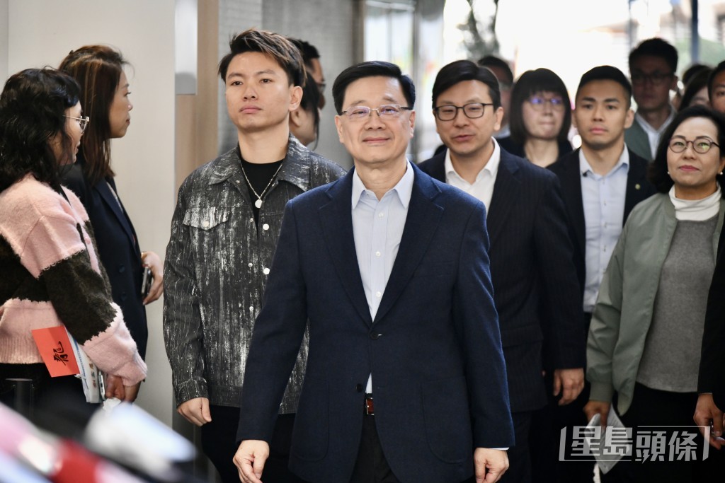 李家超今早前往启德启航1331青年驿站。