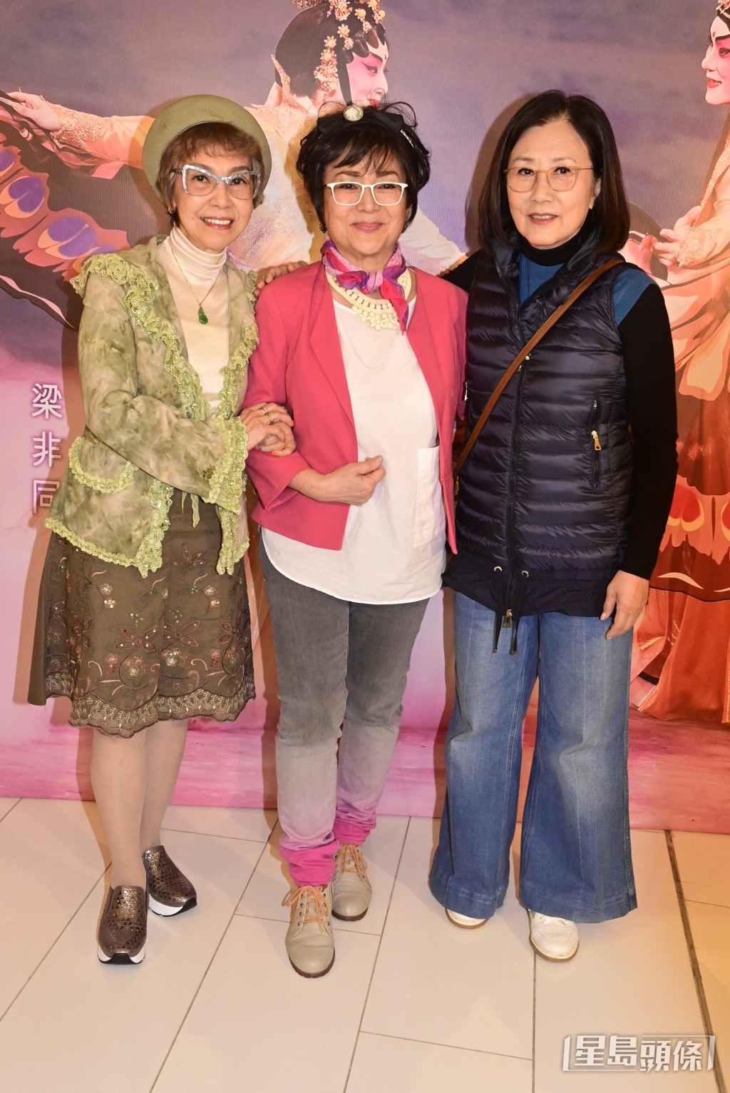 馮寶寶與汪明荃曾合作劇集《楊門女將》和《不是冤家不聚頭》。