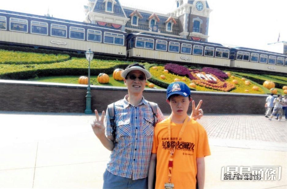 朗恩爸带同朗恩畅游主题乐园。 受访者提供