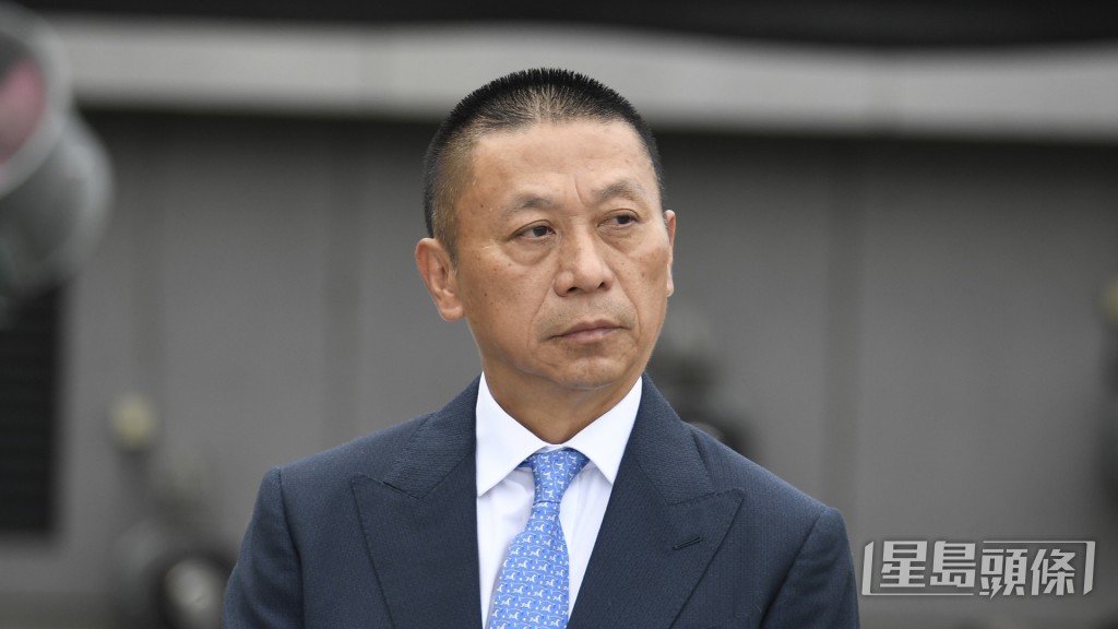 「骄阳雄心」今朝课后沈集成急不及待赶到机坪口接马，仲落埋手亲自拖马。