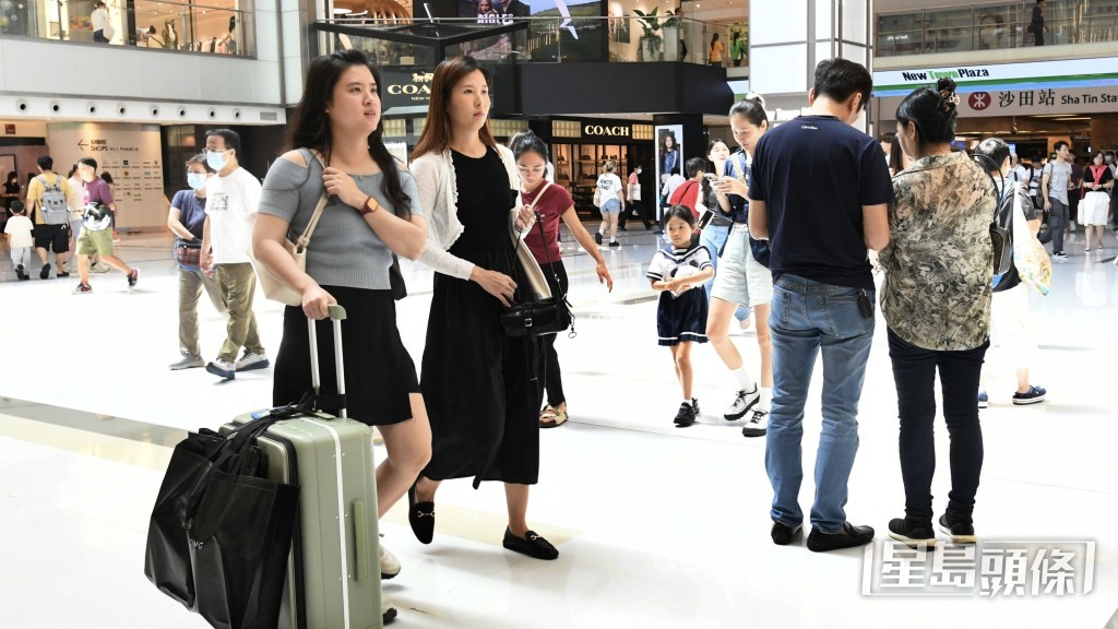國慶黃金周及中秋節假期入境旅客高達約164萬人次,當中內地入境旅客超過140萬人次。資料圖片 國慶黃金周及中秋節假期入境旅客高達約164萬人次,當中內地入境旅客超過140萬人次。資料圖片