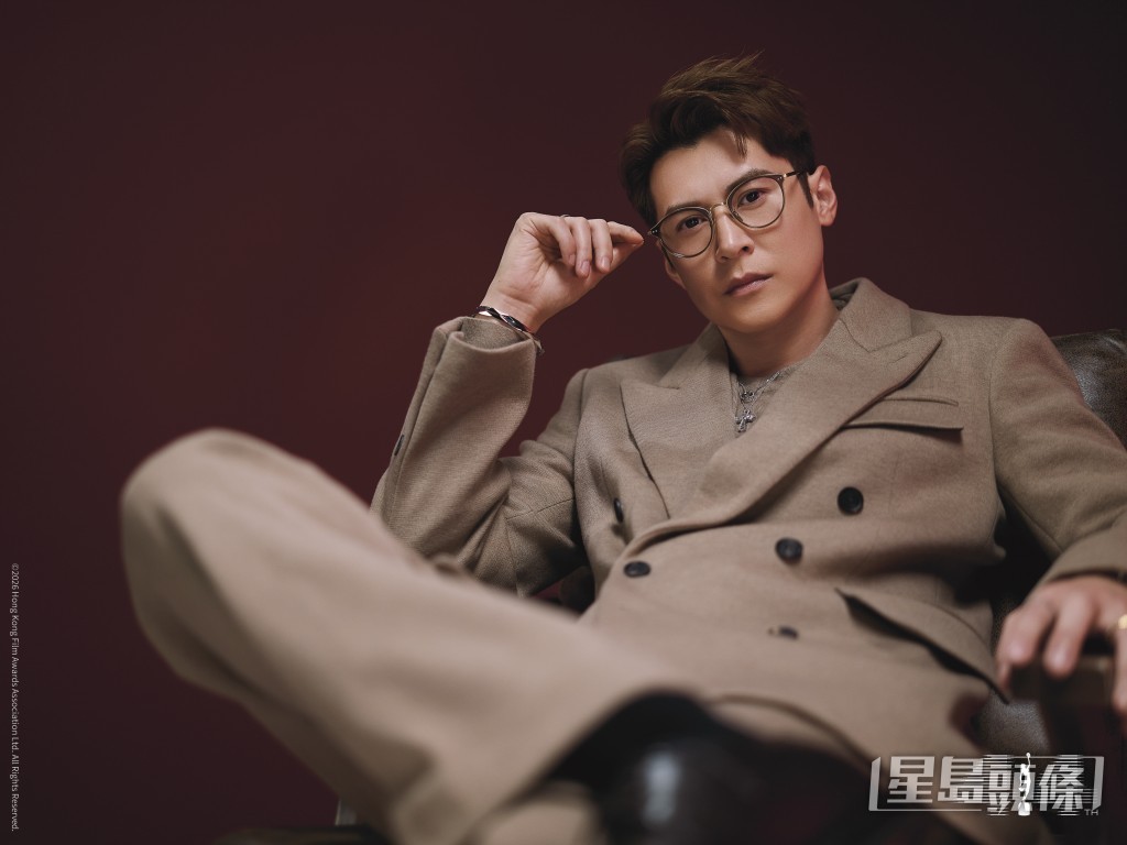 片中他饰演为残疾人士提供性服务的义工。 片中他饰演为残疾人士提供性服务的义工。