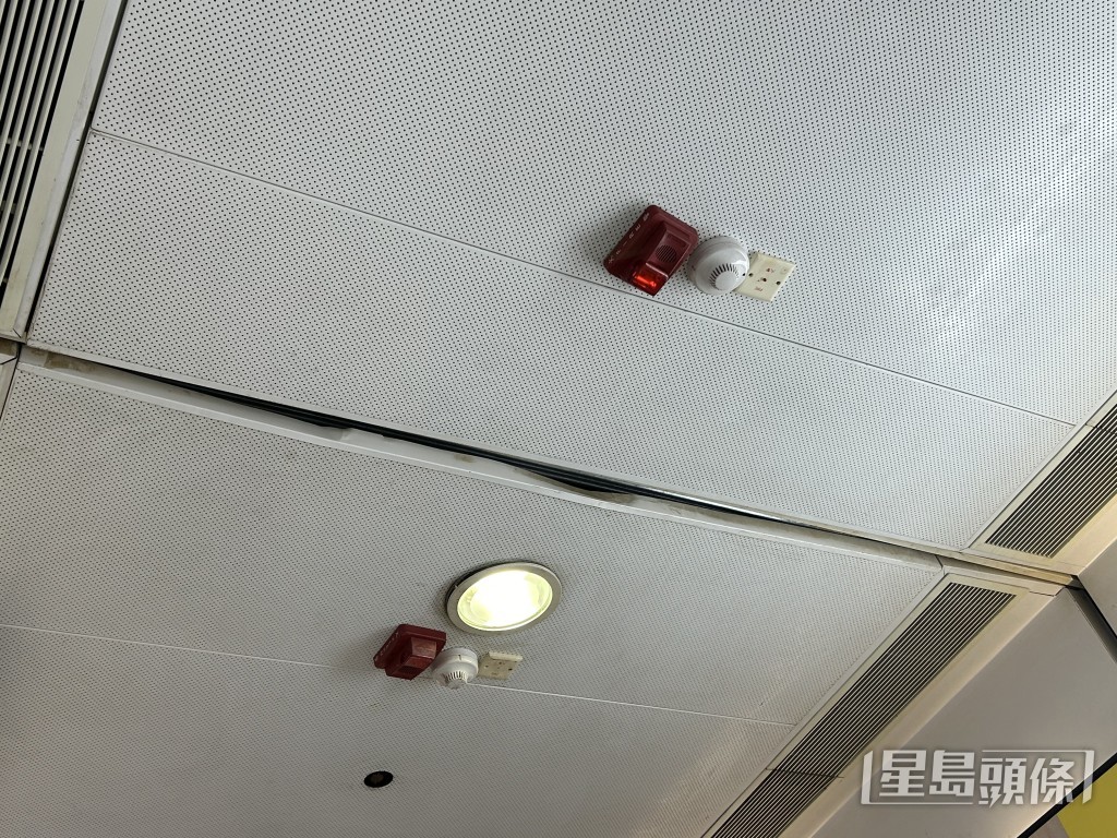 天花有损毁痕迹。