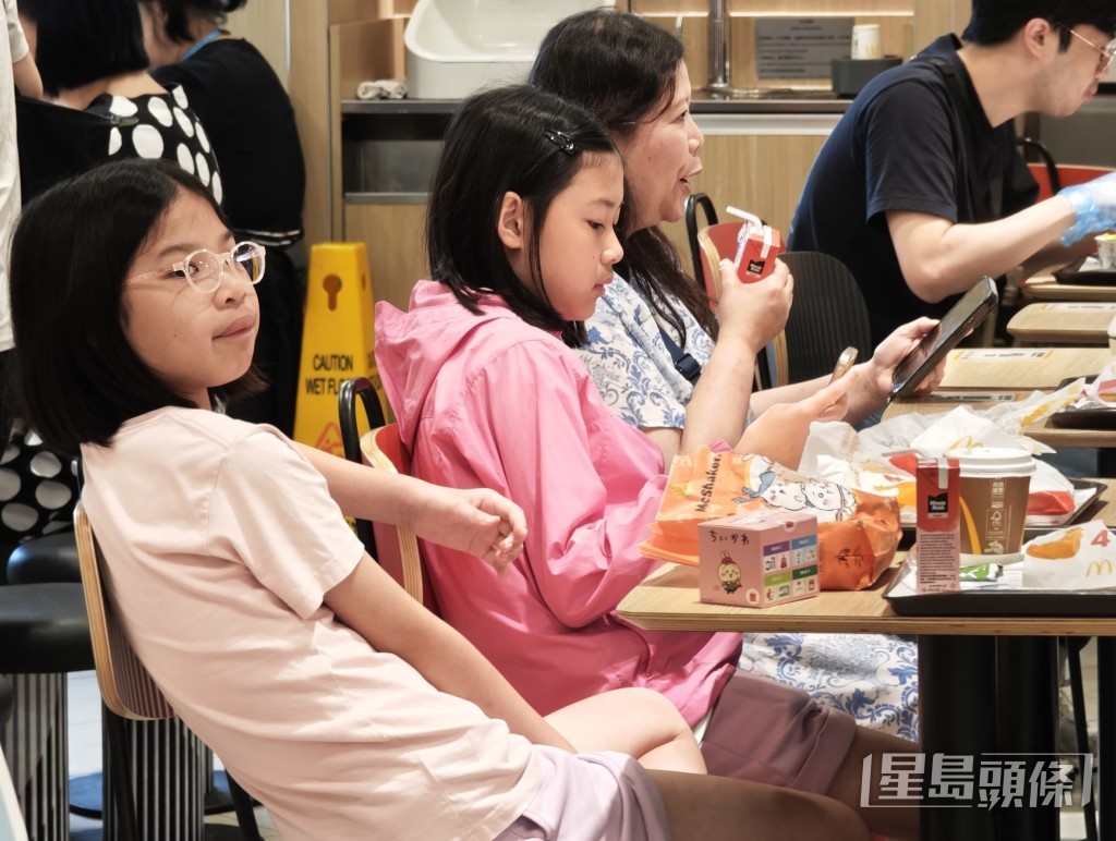 不少小朋友均一邊享用餐點,一邊玩玩具。陳俊豪攝 不少小朋友均一邊享用餐點,一邊玩玩具。陳俊豪攝