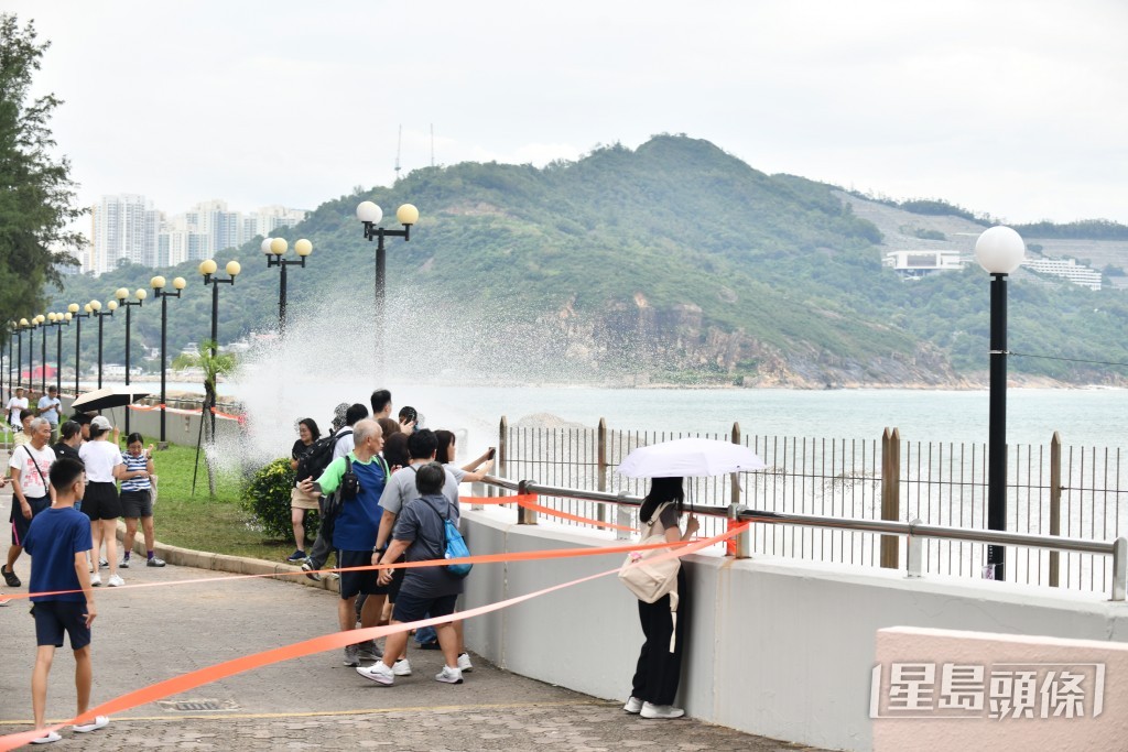杏花邨觀浪人潮。盧江球攝