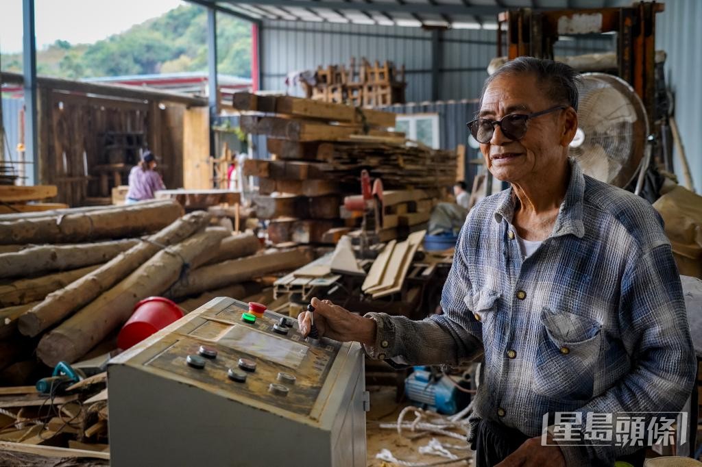 王鴻權示範操作廠內的鋸木機。