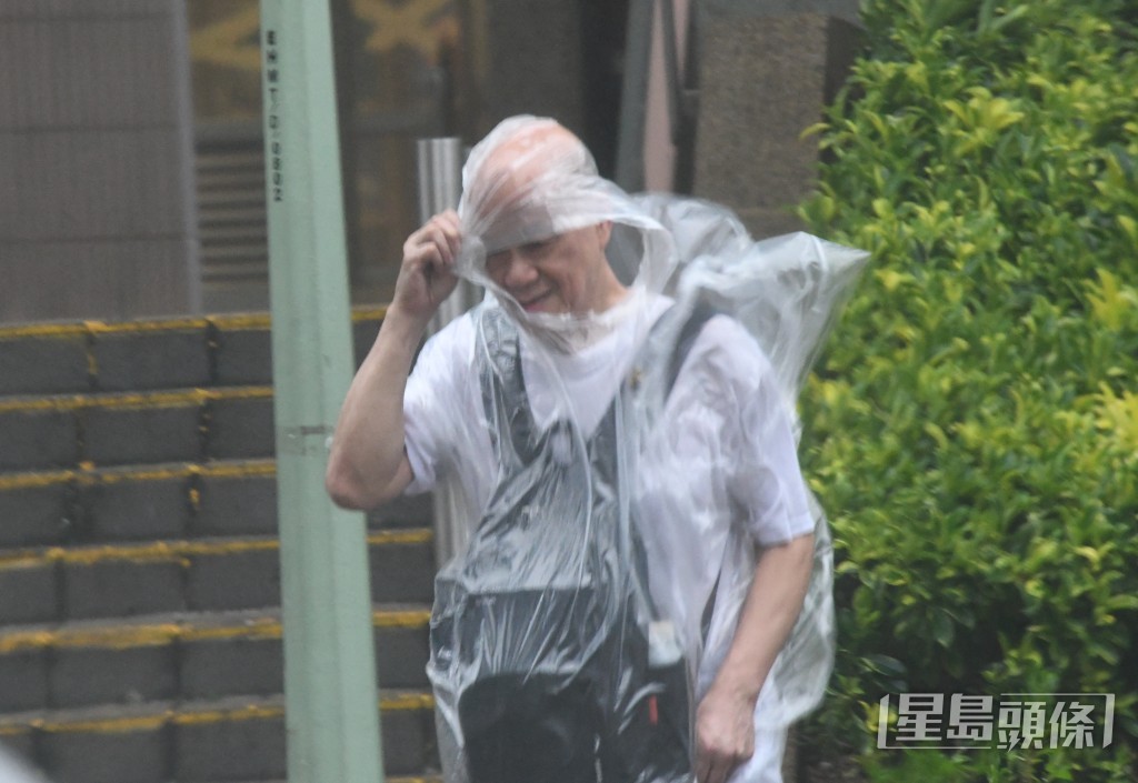有市民只穿膠雨衣。伍明輝 攝