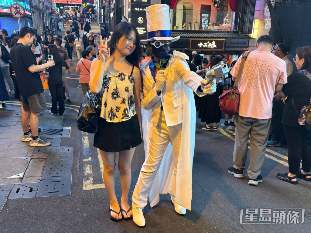 萬聖節.蘭桂坊有市民扮演成怪盜基德,吸引不少人打卡。謝宗英攝 萬聖節.蘭桂坊有市民扮演成怪盜基德,吸引不少人打卡。謝宗英攝