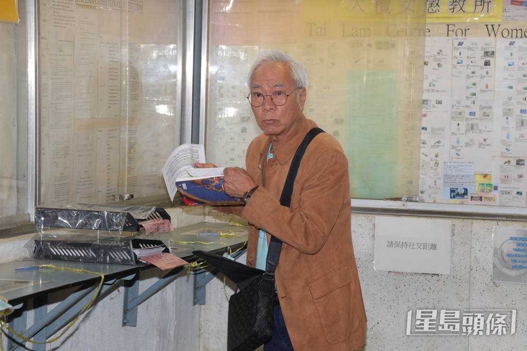 李龍基亦帶了潤唇膏、護膚品及原子筆。  ​