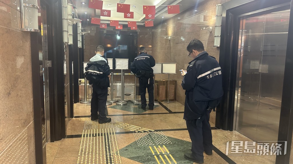 警員以透明膠板圍封電梯大堂角落,等候漁護署人員到場。蔡楚輝攝 警員以透明膠板圍封電梯大堂角落,等候漁護署人員到場。蔡楚輝攝