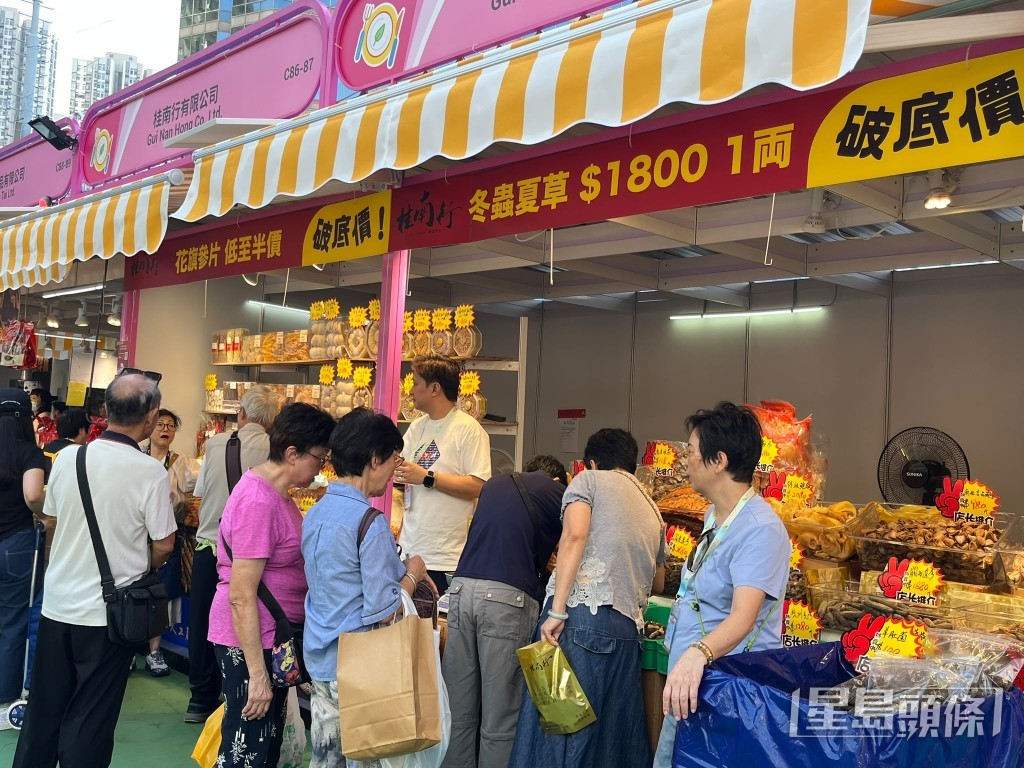 第13屆美食嘉年華在葵涌運動場開幕。 第13屆美食嘉年華在葵涌運動場開幕。