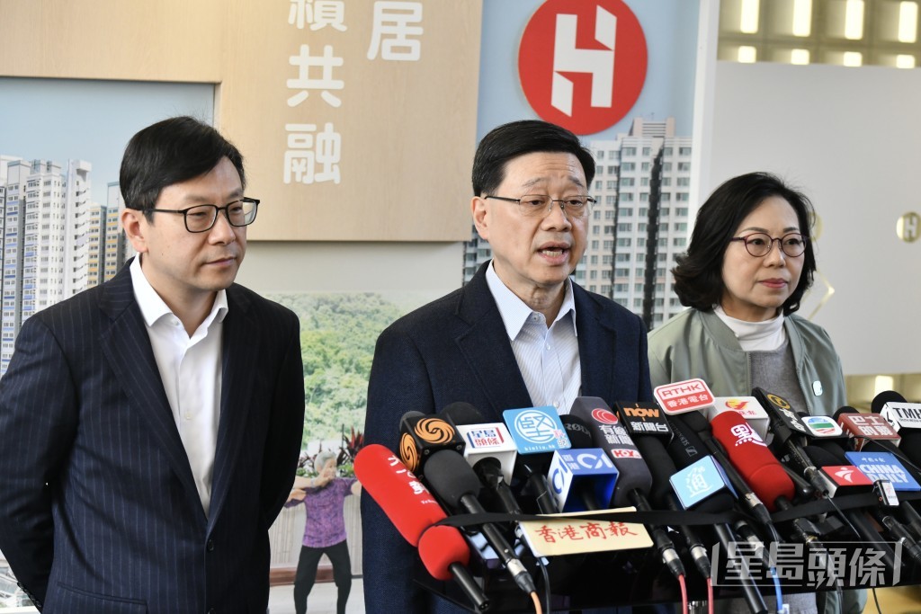 行政长官李家超（中）在岁晚家访后会见传媒。