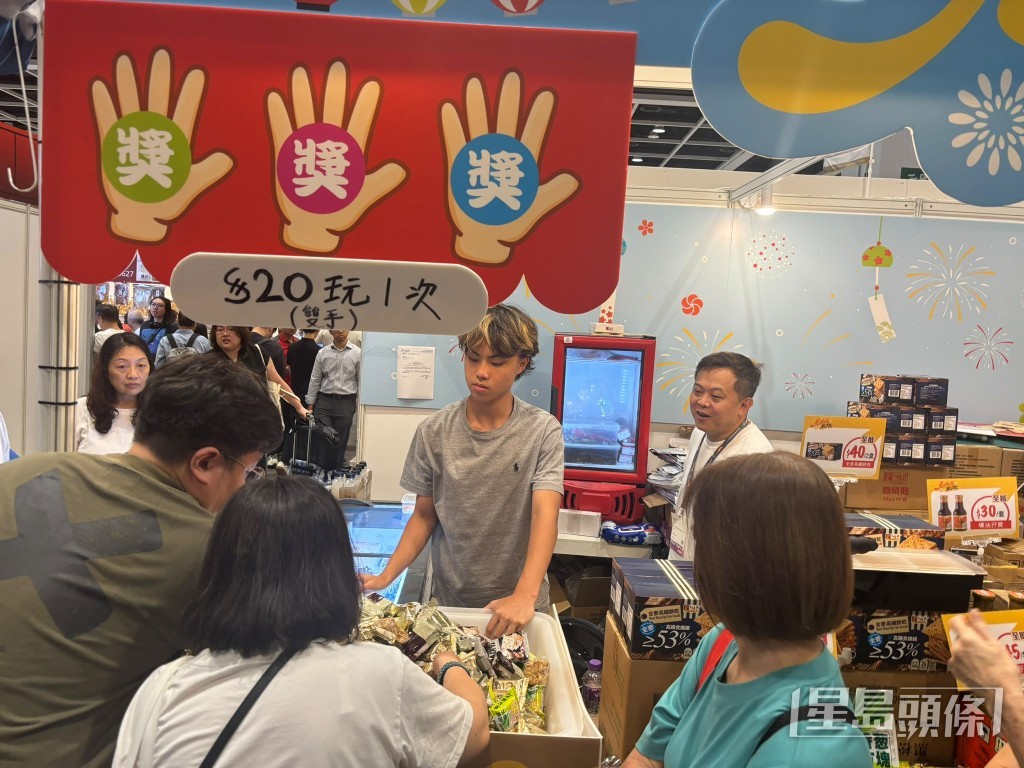 美味棧特設20元「撈餅乾」體驗,而消費滿200元更可免費參與。張頌恩攝 美味棧特設20元「撈餅乾」體驗,而消費滿200元更可免費參與。張頌恩攝