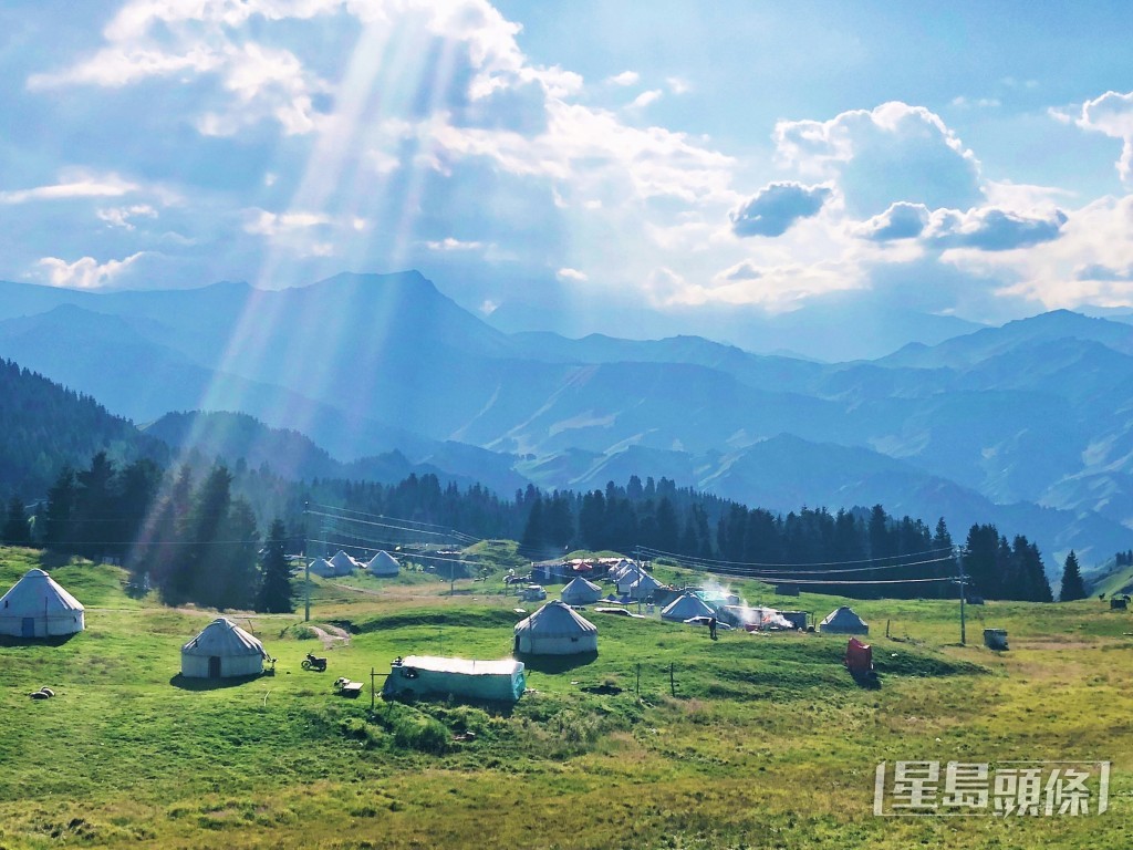 新疆非常美麗,擁有壯麗的雪山、遼闊的草原、沙漠戈壁與清澈的湖泊,風景十分多變。(資料圖片) 新疆非常美麗,擁有壯麗的雪山、遼闊的草原、沙漠戈壁與清澈的湖泊,風景十分多變。(資料圖片)