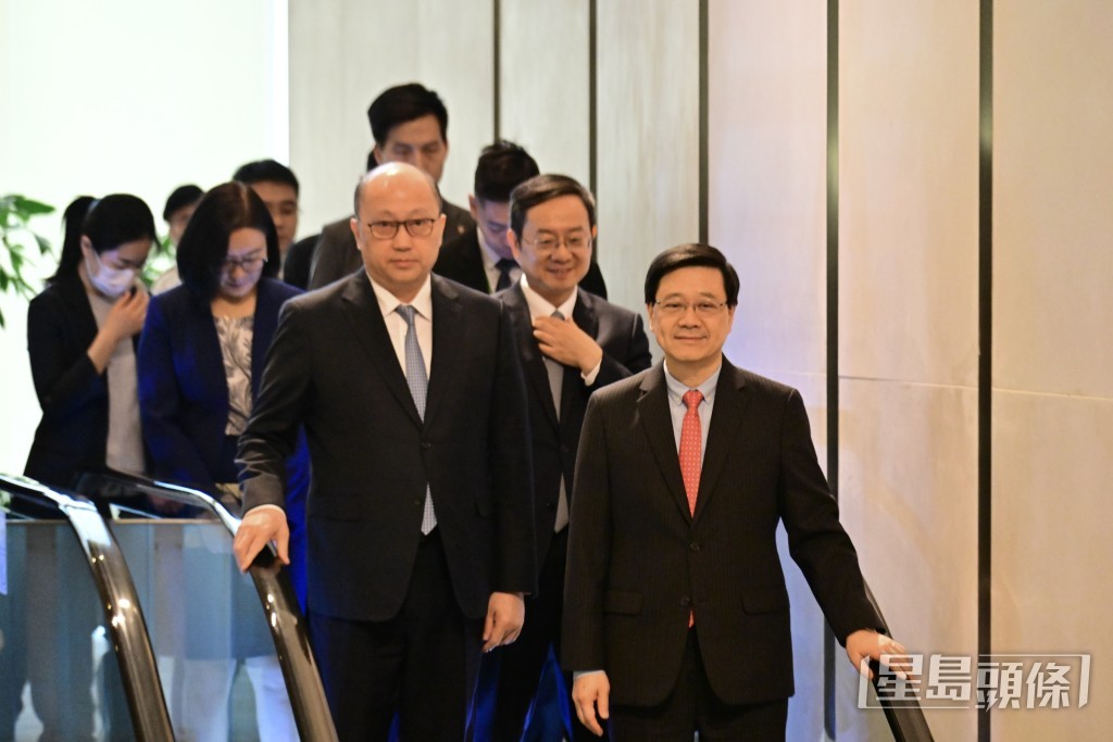 中联办主任郑雁雄、行政长官李家超一同离开会场。陈极彰摄
