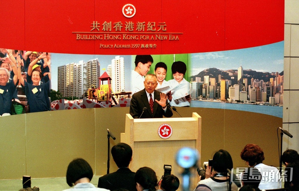 董建华在1997年首份《施政报告》中提出每年兴建不少于8.5万个公营及私营房屋单位，期望在10年内让全港七成家庭拥有自置居所。（政府新闻处图片）
