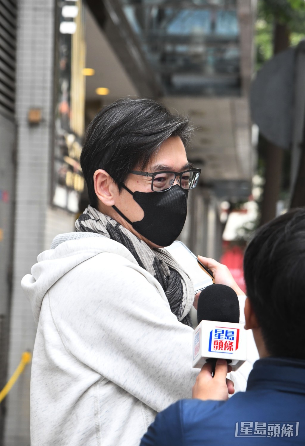 有车主对加价持怀疑态度，表示咪表加价将推高停车场收费，最终难以改变现状。