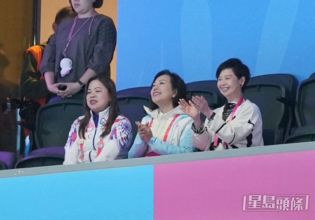 羅淑佩（左）對此表示熱烈祝賀。吳艷玲攝