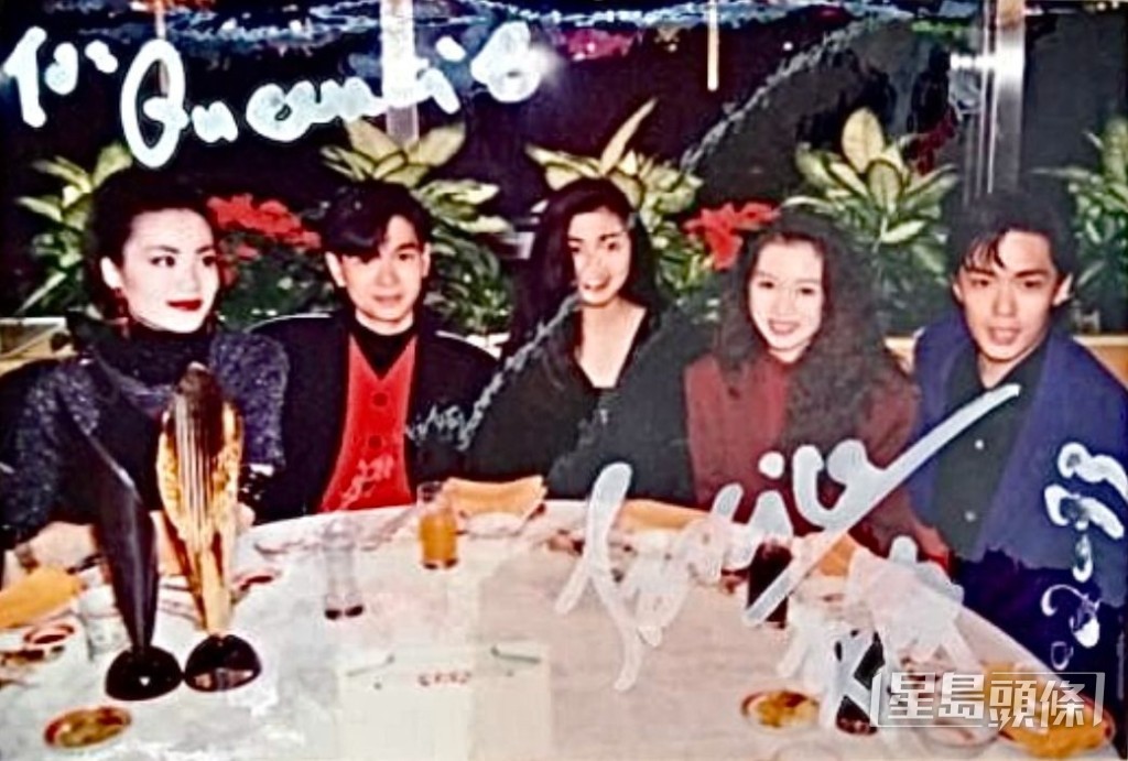 王菲(左起)、李家明、鄒靜、劉彩玉及鄭梓浩曾經是新藝寶歌手，當年頒獎禮後去慶功。
