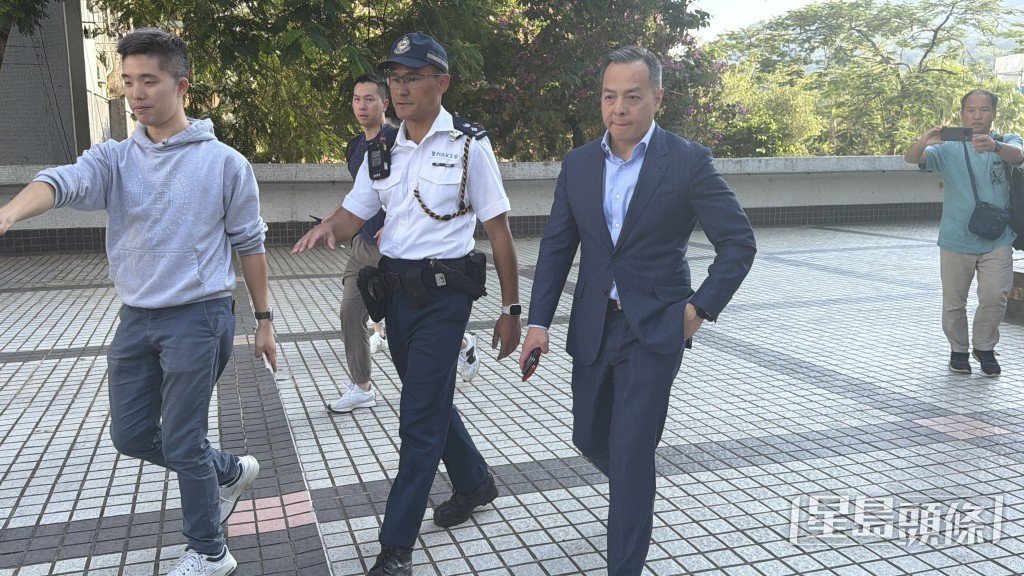 警務處處長周一鳴(圖右)到火場視察。 警務處處長周一鳴(圖右)到火場視察。