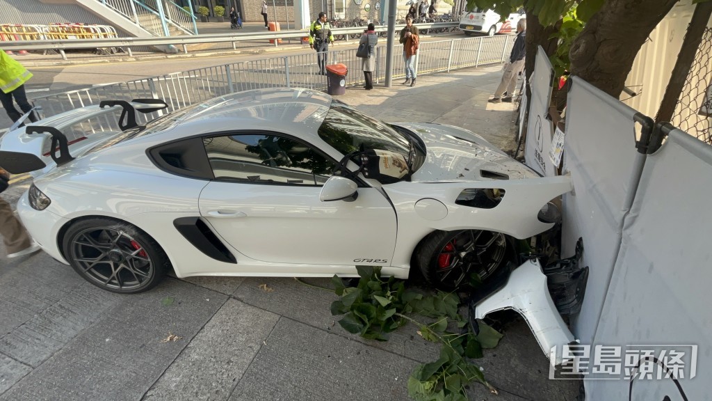 車頭撞毀。楊偉亨攝