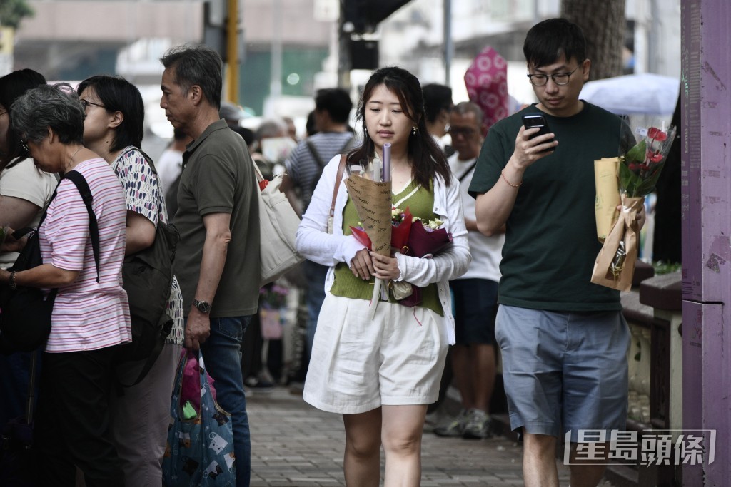 不少市民會買花送給母親或妻子表達謝意。