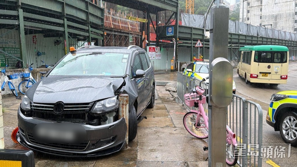 私家車左車頭損毀。 私家車左車頭損毀。