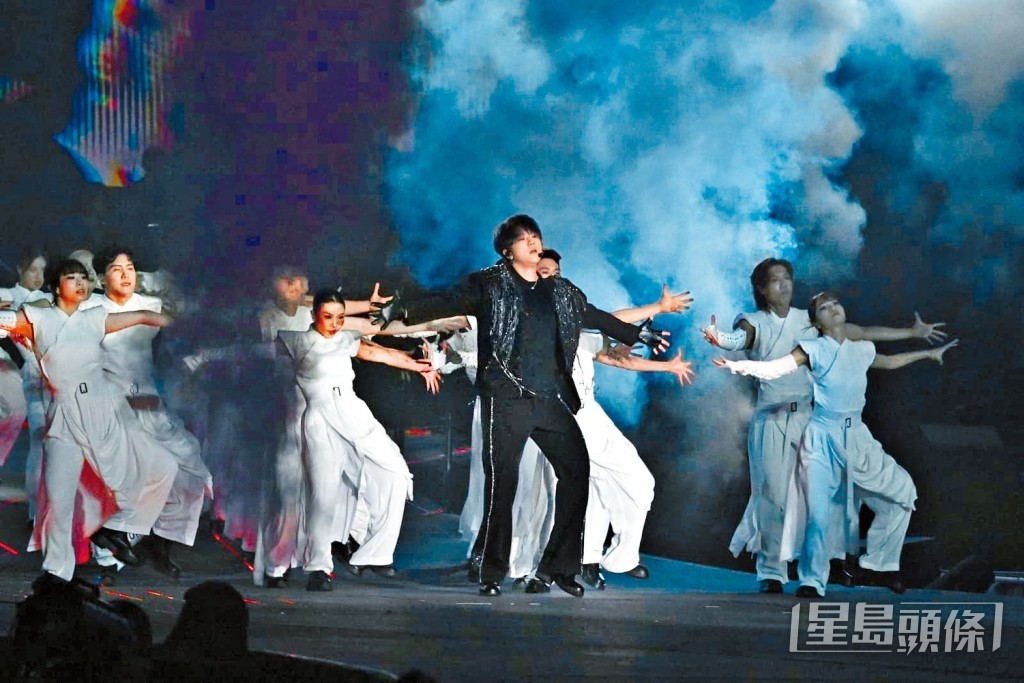 去年底姜濤舉行9場演唱會。 去年底姜濤舉行9場演唱會。