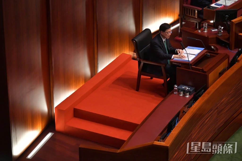 今年會議廳安排李家超坐下發言，是回歸以來首位坐著發表《施政報告》的特首。（陳極彰攝）