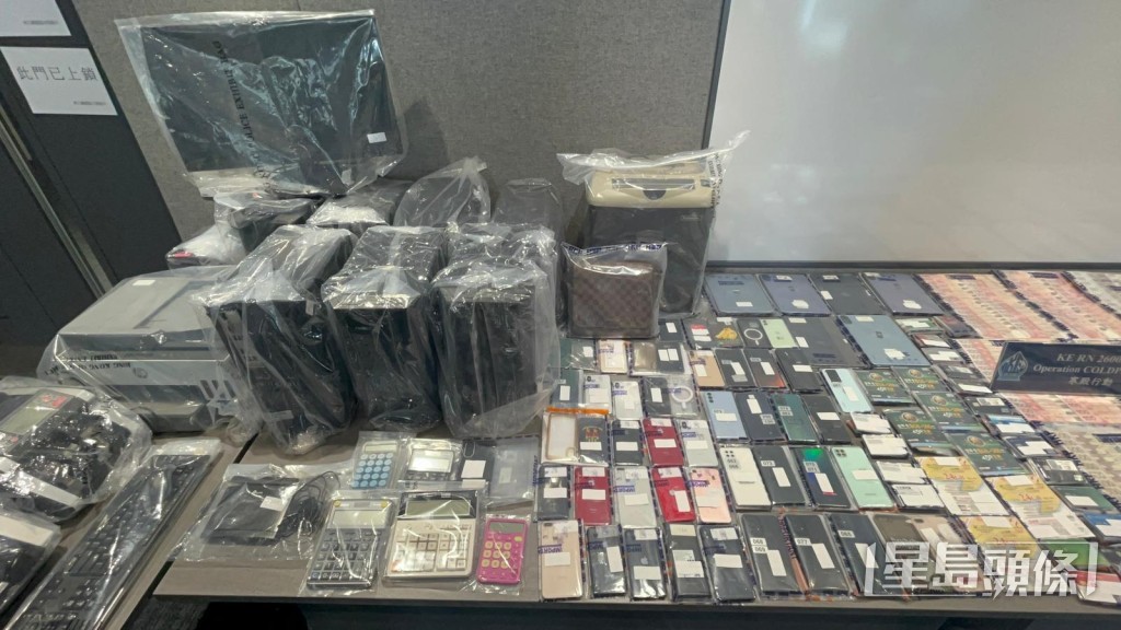 警方展示檢獲的證物。