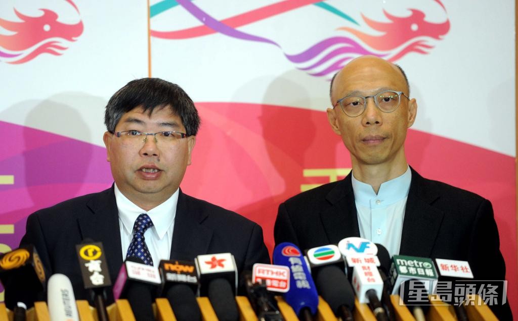 港府早在2016年推出《香港生物多樣性策略及行動計劃》，圖為時任環境局局長黃錦星（右）和時任漁農自然護理署署長梁肇輝（左）。