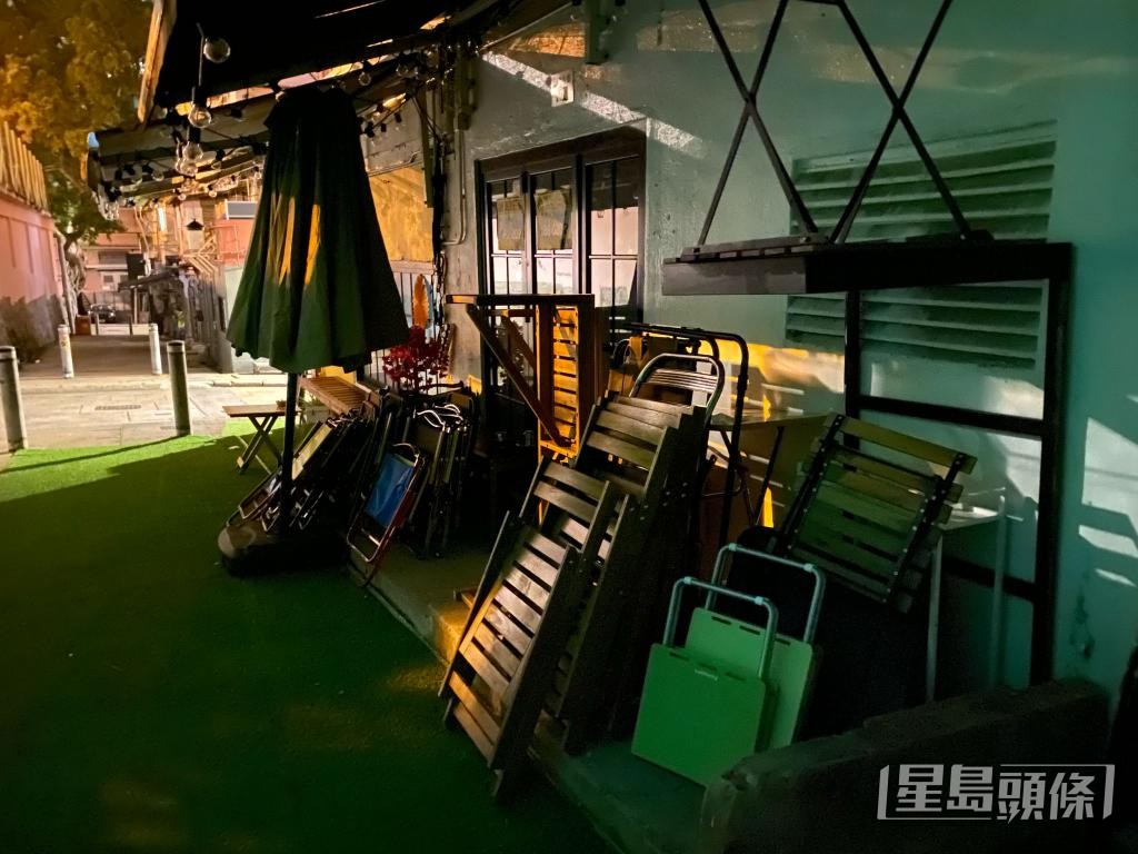 有店家稱不提供座椅,惟店舖關門後,大批座椅被放置店側的地台。 受訪者提供 有店家稱不提供座椅,惟店舖關門後,大批座椅被放置店側的地台。 受訪者提供