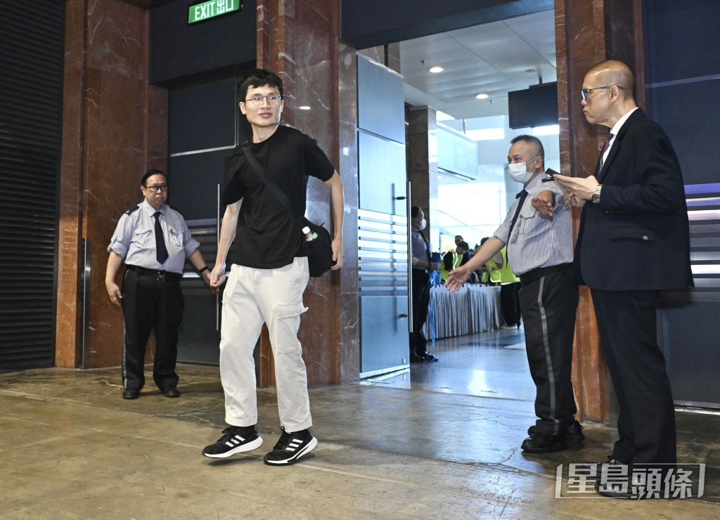 排在頭位的葉先生入場時承傳動漫傳統,復刻經典動作「反智轉身」。 排在頭位的葉先生入場時承傳動漫傳統,復刻經典動作「反智轉身」。