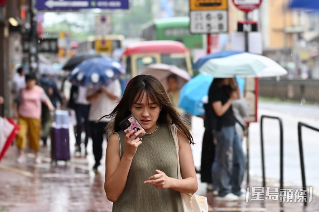 有市民冒著雨返工 有市民冒著雨返工