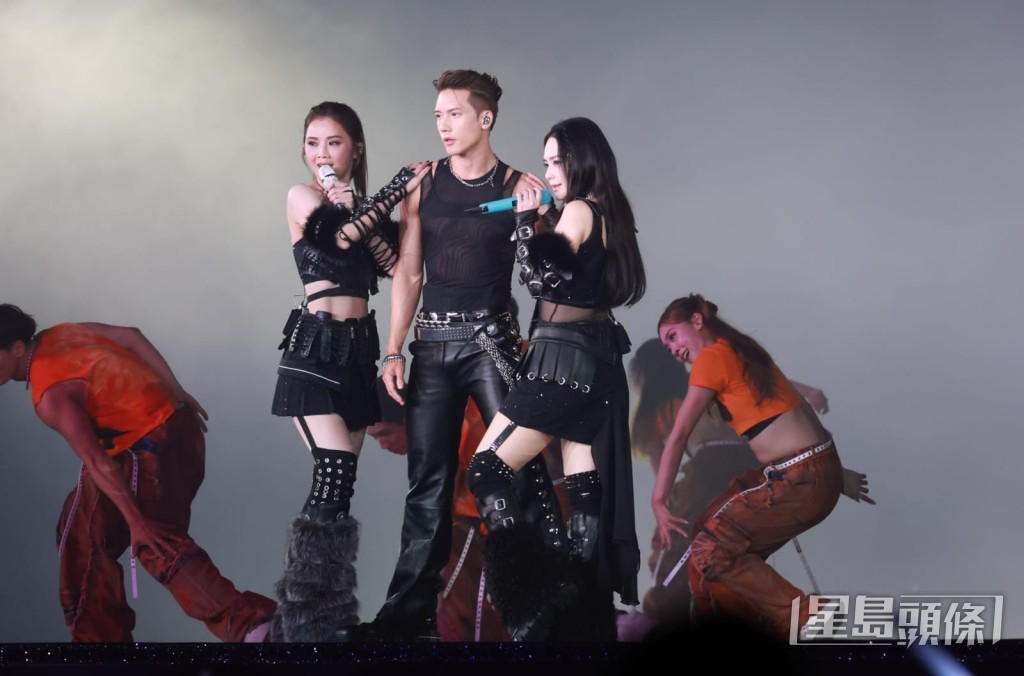 《25+ 英皇群星演唱會》由組合Twins、關智斌（Kenny）打頭陣。