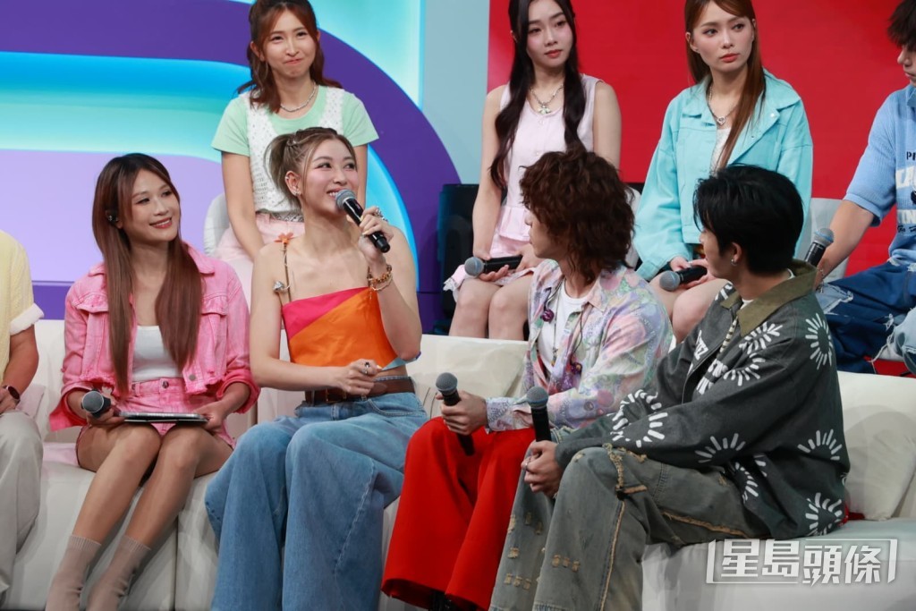 在問答環節中,一眾後輩女藝員非常好奇Rain的凍齡保養秘密。 在問答環節中,一眾後輩女藝員非常好奇Rain的凍齡保養秘密。