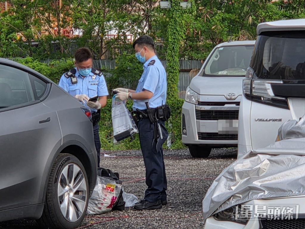 警方調查車內物件,檢走一包炭。 警方調查車內物件,檢走一包炭。