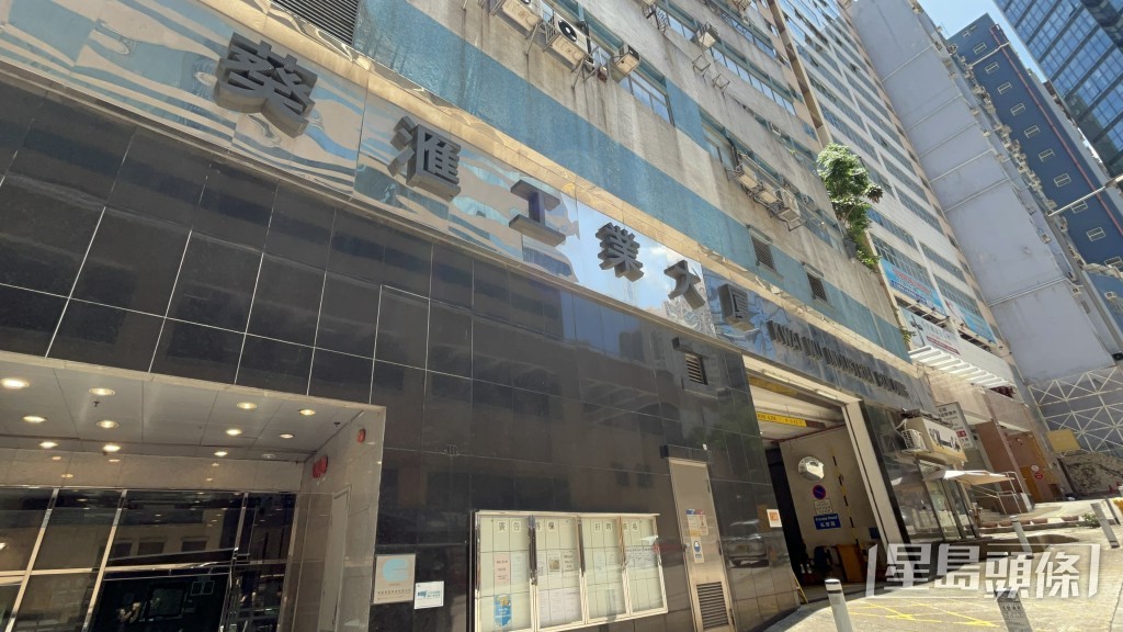 男工人觸電跌倒受傷。楊偉亨攝