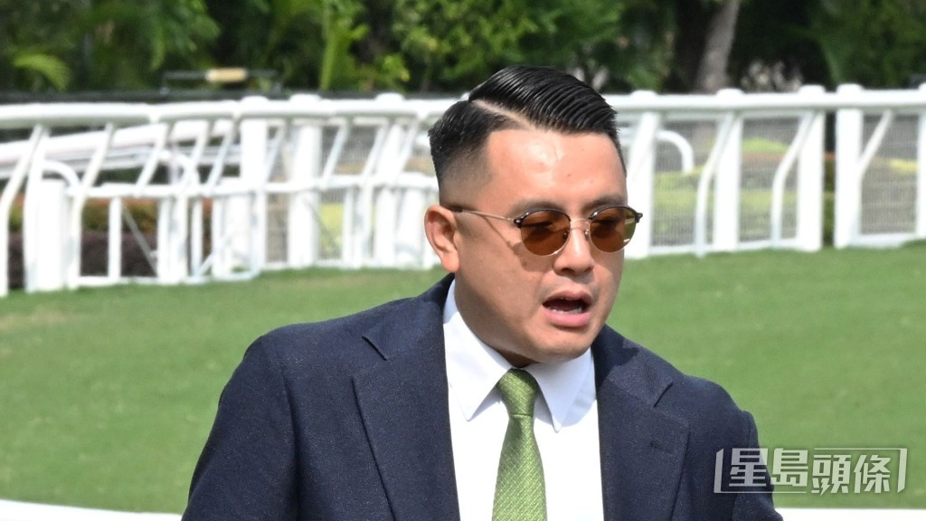 「晨曦鳳凰」今朝到內圈踱步充滿睇頭，因為課後伍鵬志罕見地趕到馬房大閘口接馬。