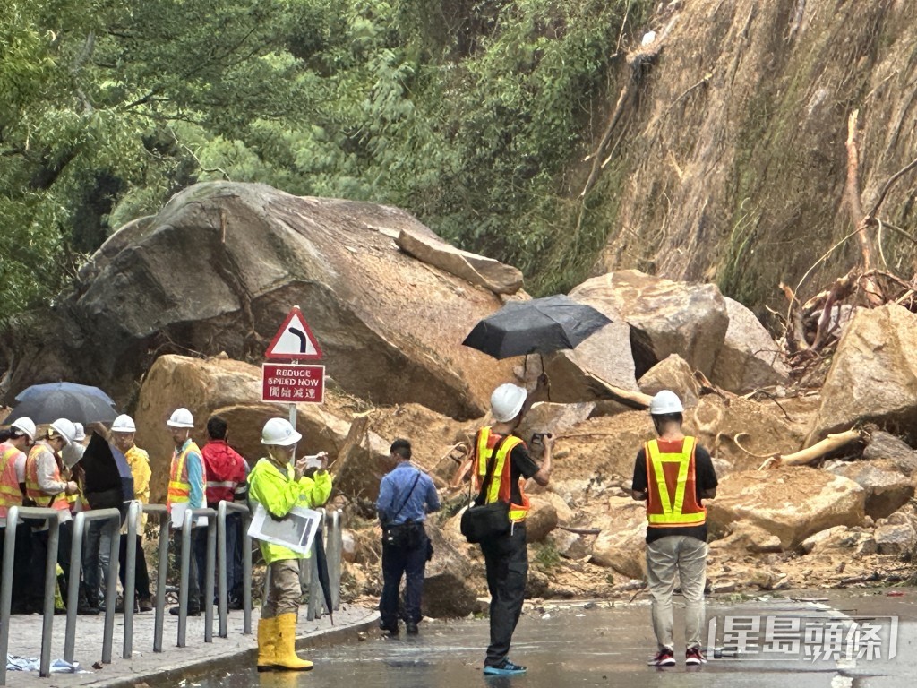 耀興道巨石塌下現場仍封閉。梁國峰攝