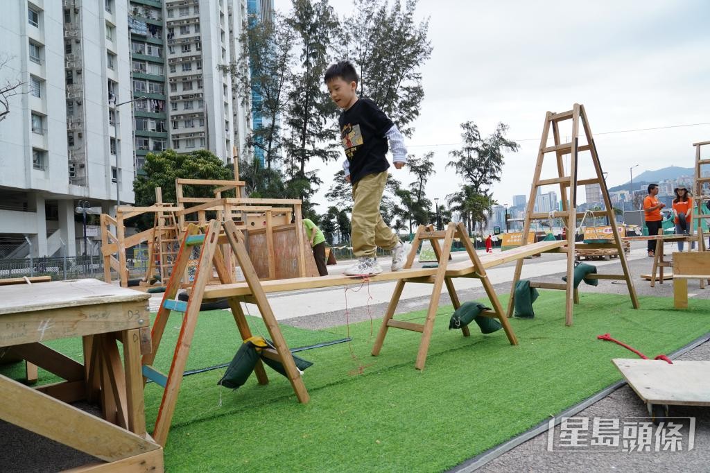 简单利用木板和木梯建成的「独木桥」，已令小孩乐而忘返。