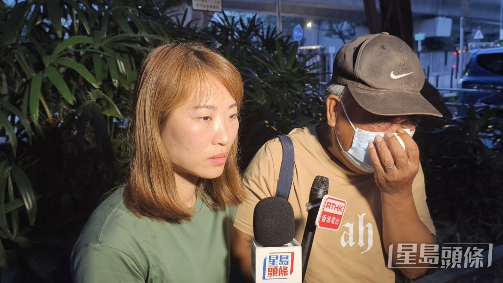 張父(右)老淚縱橫,泣訴「我真係唔知點……突然之間就無咗個仔」。徐裕民攝 張父(右)老淚縱橫,泣訴「我真係唔知點……突然之間就無咗個仔」。徐裕民攝