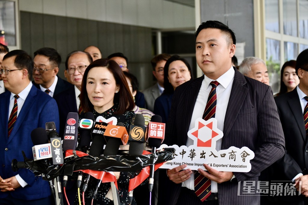 香港中華出入口商會今日(31日)派出兩人出來政總報名。 香港中華出入口商會今日(31日)派出兩人出來政總報名。