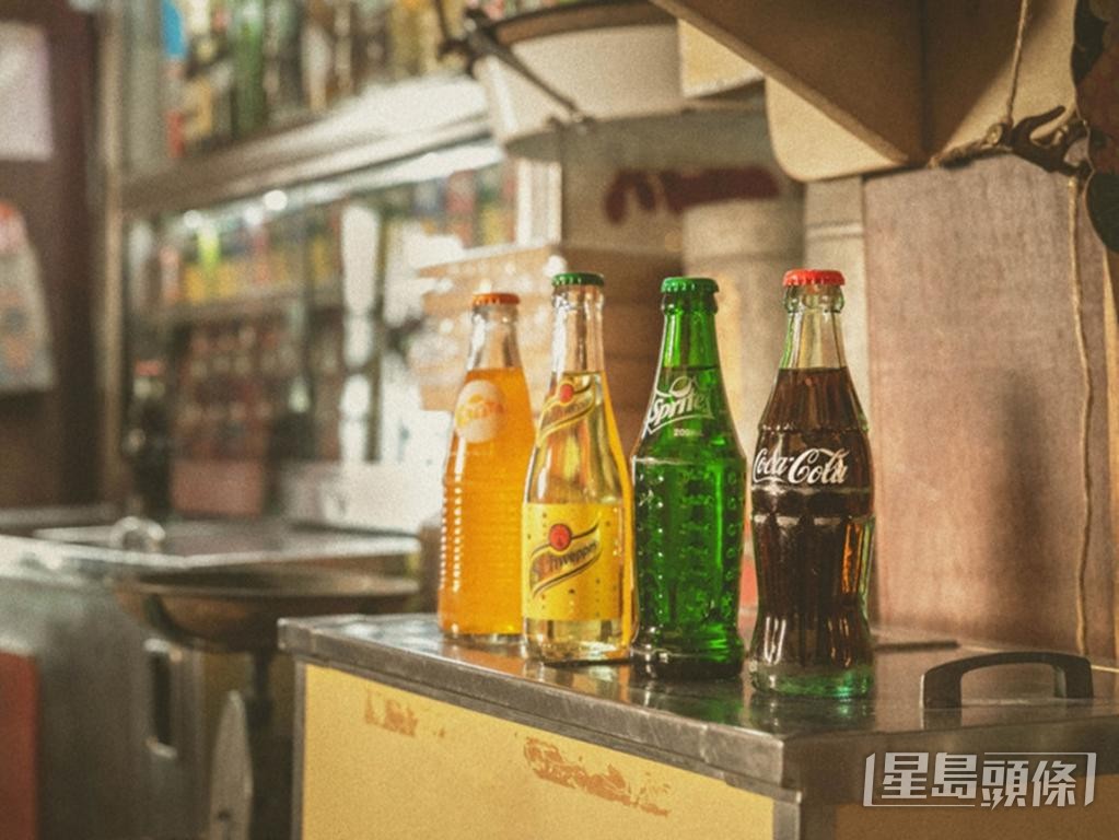 香港太古可口可樂陪伴港人60年,玻璃瓶設計不斷革新。 香港太古可口可樂陪伴港人60年,玻璃瓶設計不斷革新。