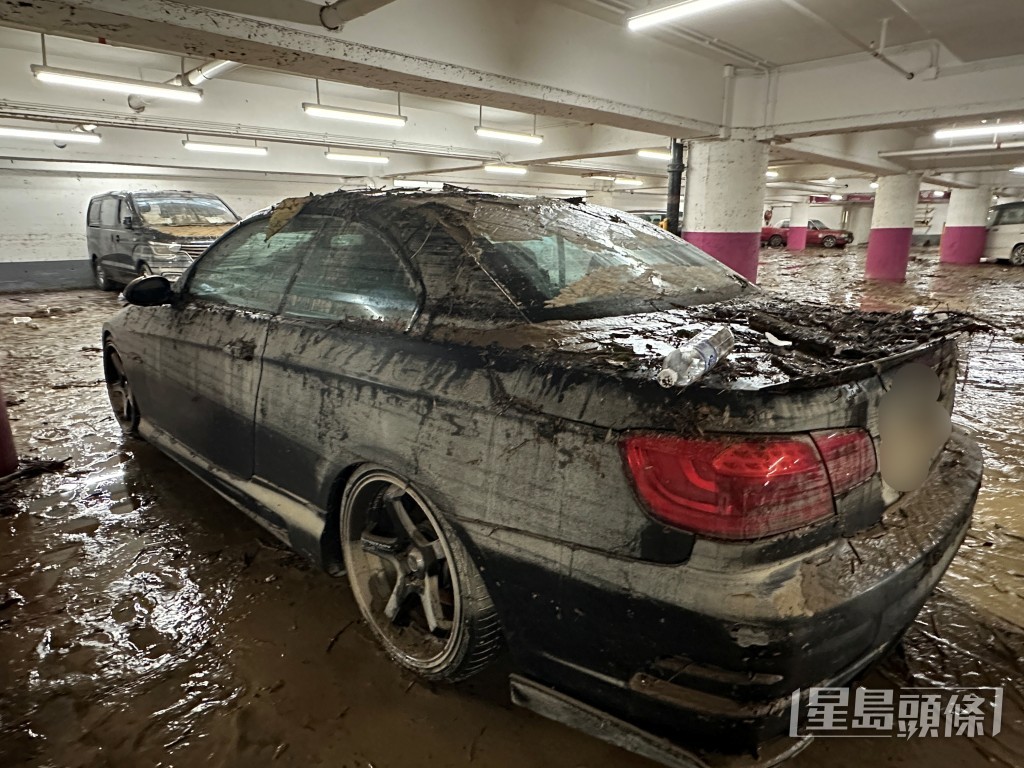 有私家車白色變黑色，車身滿佈泥漿。梁國峰攝
