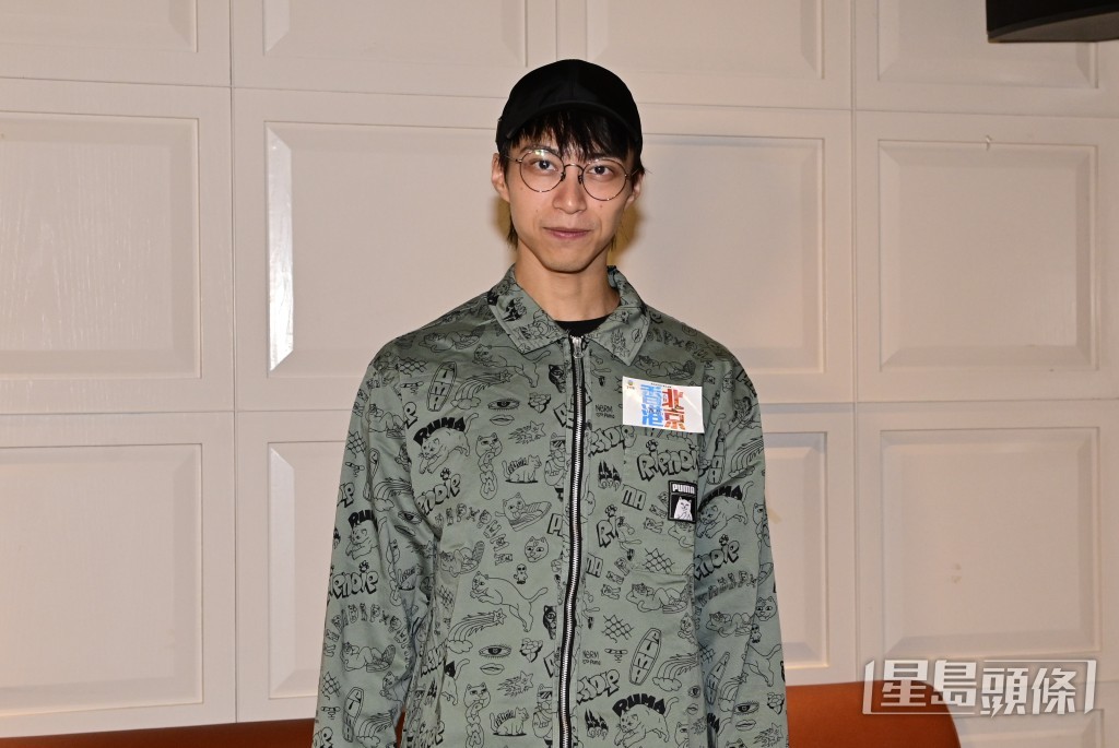 吳業坤件外套好多公仔。 吳業坤件外套好多公仔。